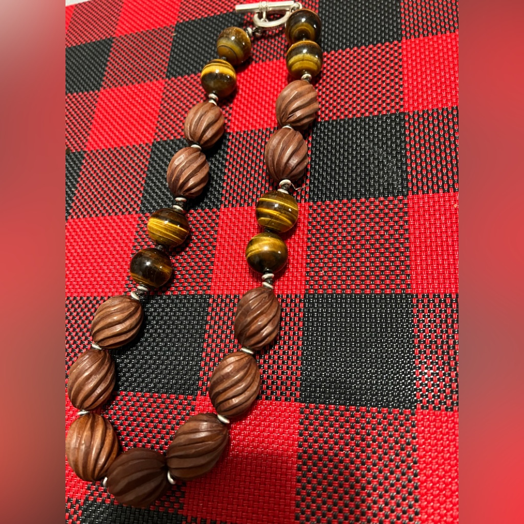 Ellen Tracys Necklace With Beads 40$